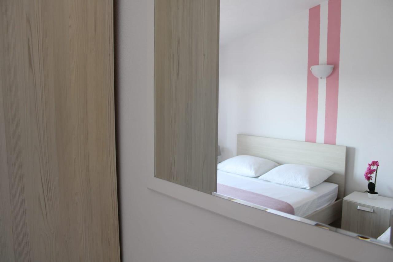 Apartments Renata Donji Seget Екстериор снимка
